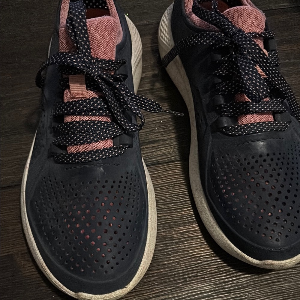 CROCS ,Stylish Black and Pink Women's Sneakers